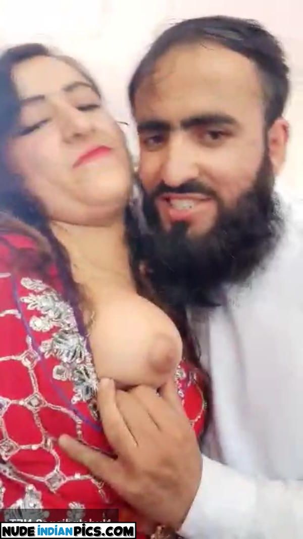 Desi Muslim Aunty Nude Boob Selfie