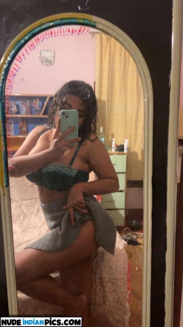 Hot Desi Gf Beautiful Nude Buttocks