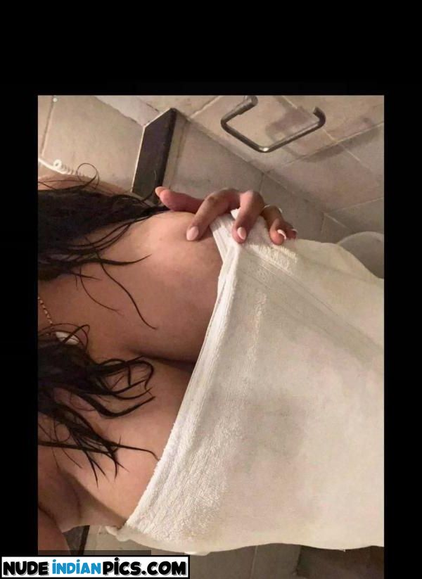 Komal Mehras Bold Bur Ke Photo