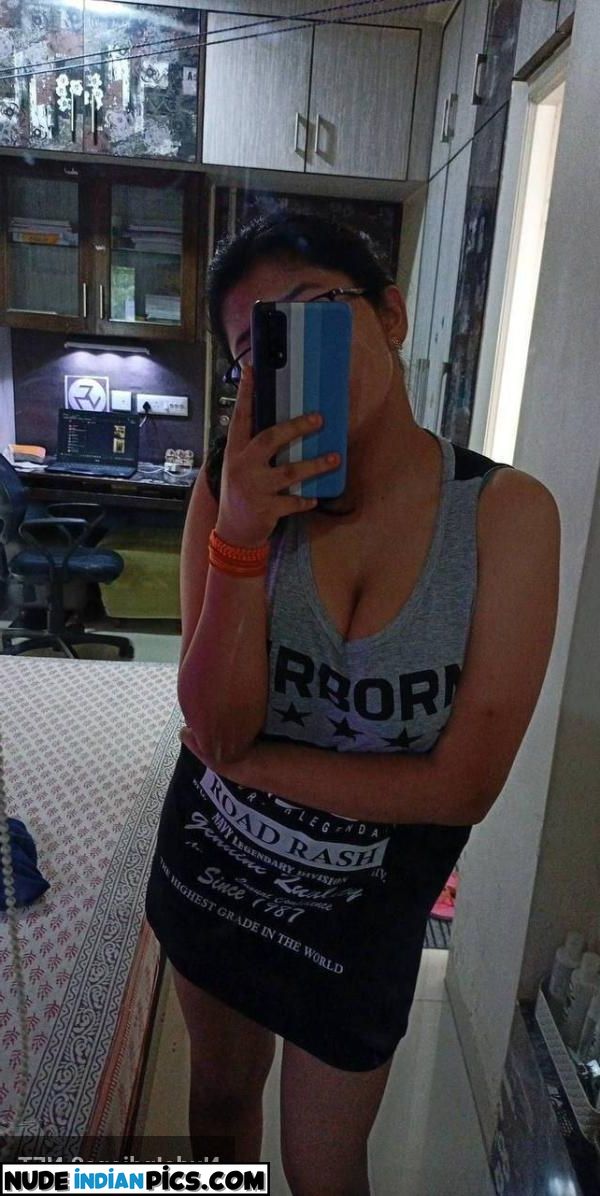 Mahi Deshpande Big Nude Selfie Images