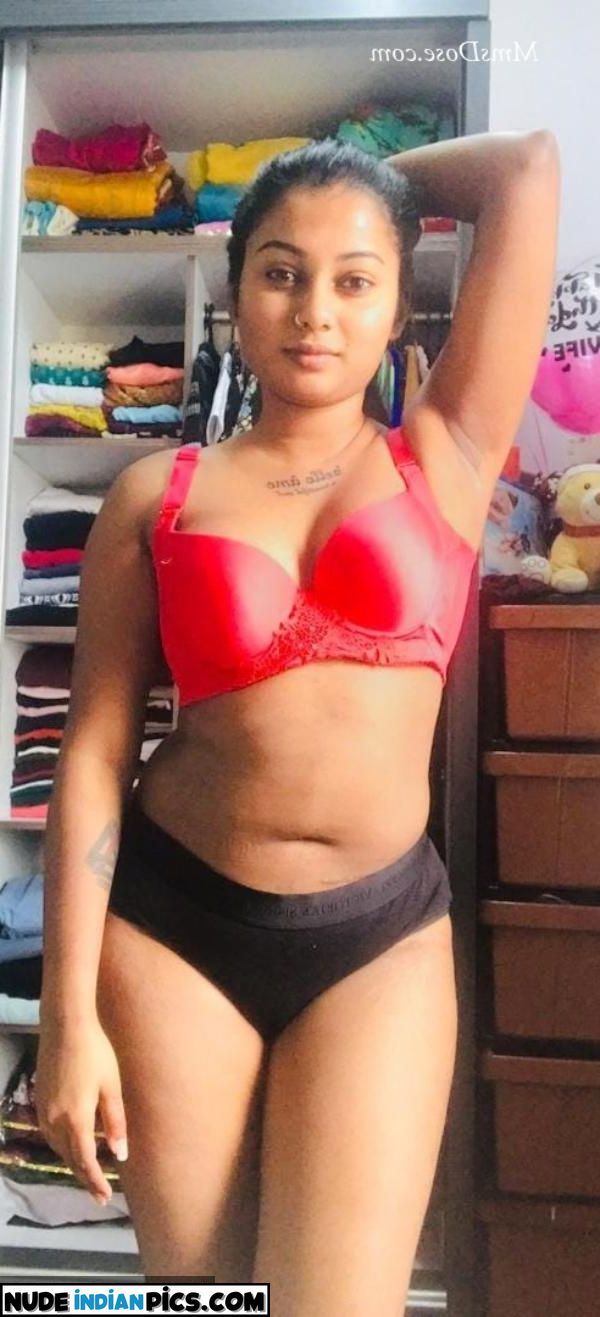 Riya Banglas Sultry Desi Aunty Nude Pic