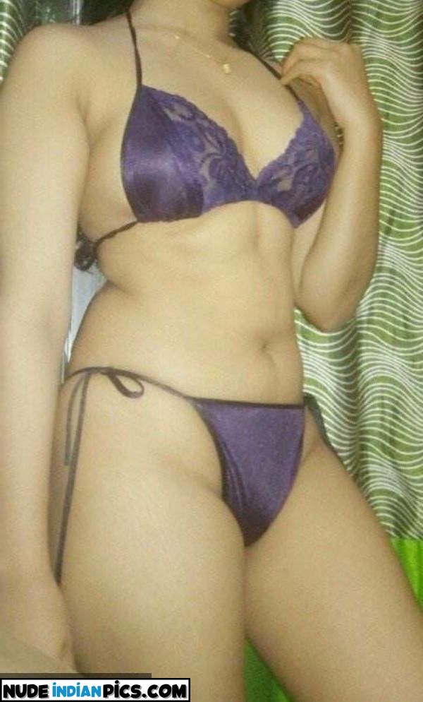 Riya Banglas Sultry Manga Blowjob