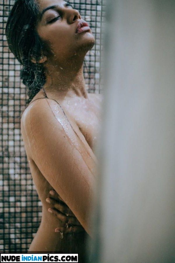 Riya Banglas Sultry Tamil Aunty Nude Photo