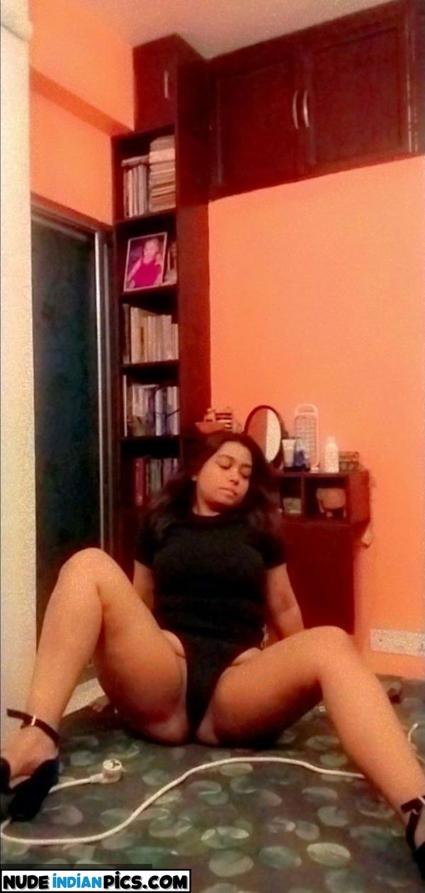 Sexy Desi Babe Momnude