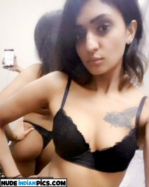 18 Indian Slim Desi Aunty Nude Pic