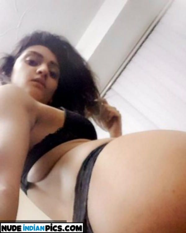 18 Indian Slim Desi Nude Bhabi Pic