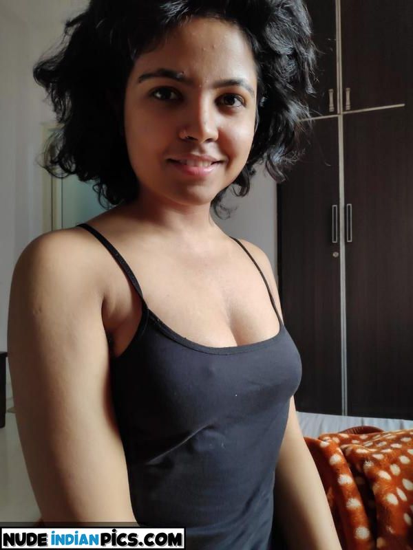 20yo Desi Babe Nude College Selfie