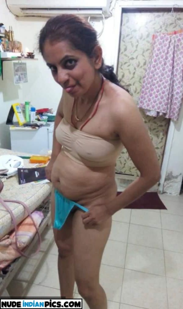 Aunty Ananya Bhosale Nude Teen Selfie