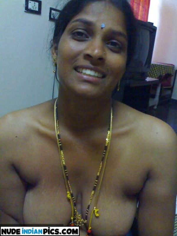 Bhavani Desais Steamy Big Ass Naked Selfie