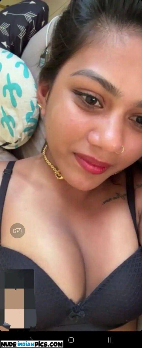 Bhavna Deshmukhs Sizzling Busty Nude Selfie