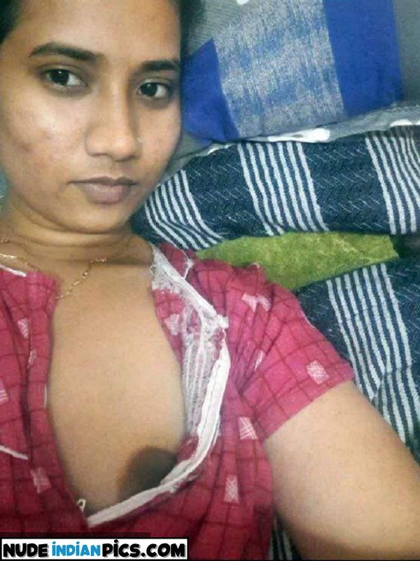 Bhavna Singhs Sultry Busty Nude Selfie