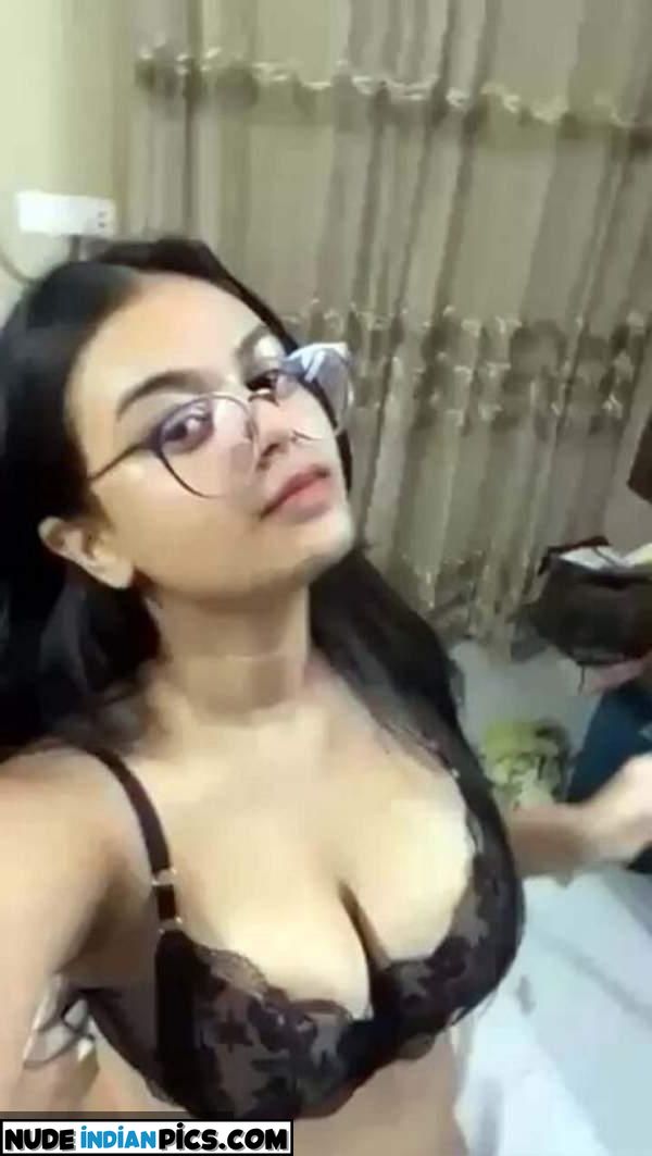 Busty Desi Model Nangi Photo Hindi Mein