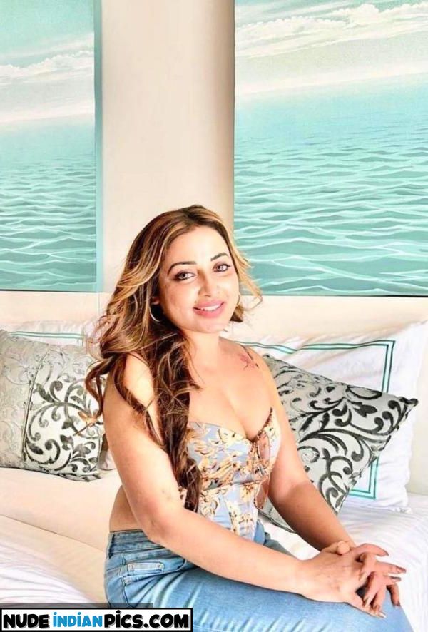 Desi Bhabhi Rohini Indian Beautiful Girl Nude