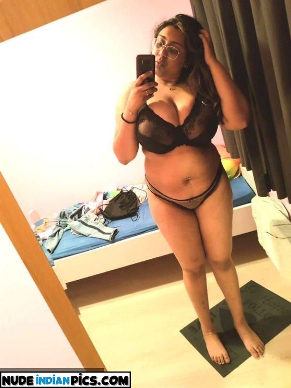 Indian Busty Aunty Mature Naked Selfie Pics