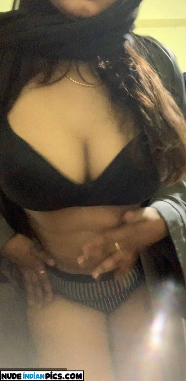 Indian Cute Bhabhi Big Boobs Nude Pics