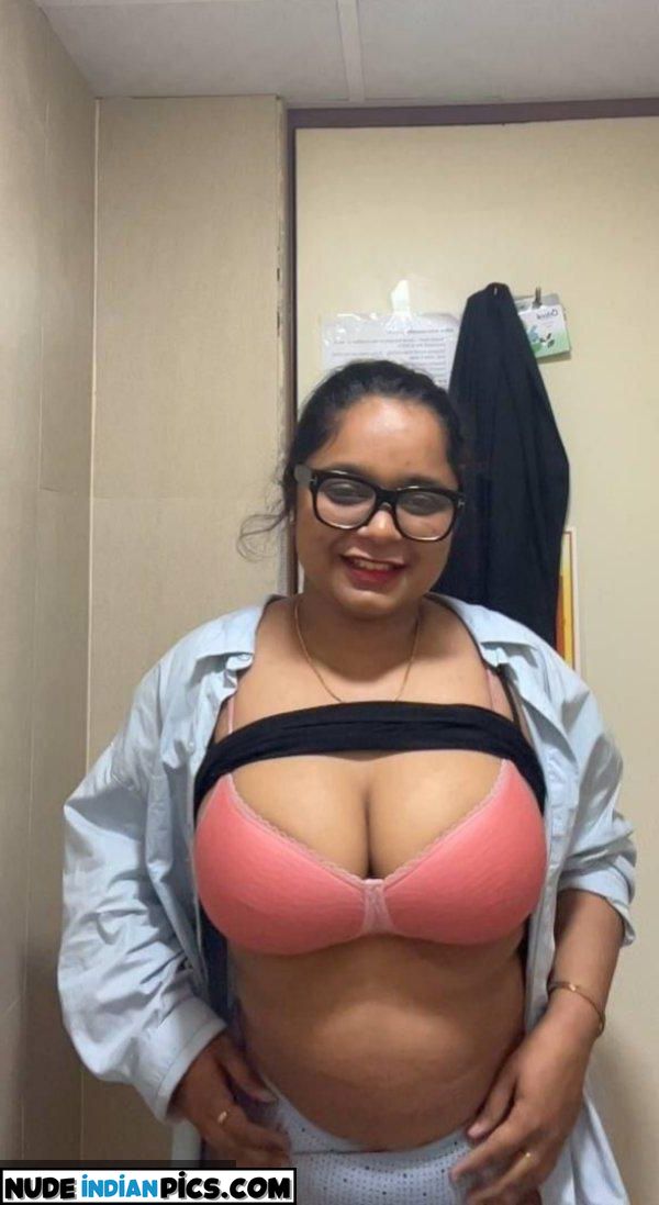 Indian Cute Bhabhi Desi Girl Nude Selfie Photo