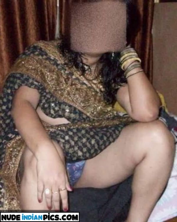 Jalwaali Busty Chachi Aunty Naked Pic
