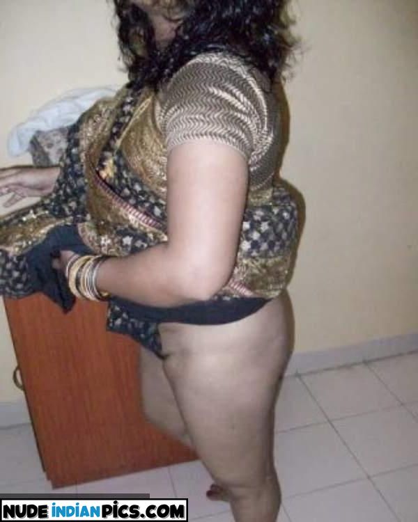 Jalwaali Busty Chachi Babe Nude Selfies