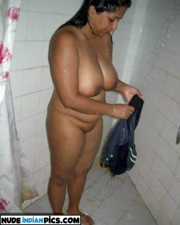 Jalwaali Busty Chachi Bhabhi Nude Photo
