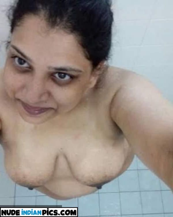 Jalwaali Busty Chachi Female Masterbation Selfies