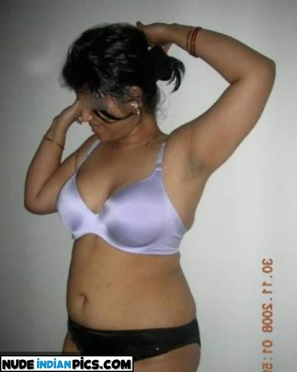 Jalwaali Busty Chachi Naked Asspics