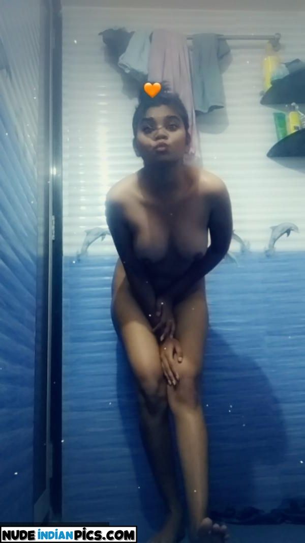 Kavya Sharmas Sizzling Aunty Bath Nude