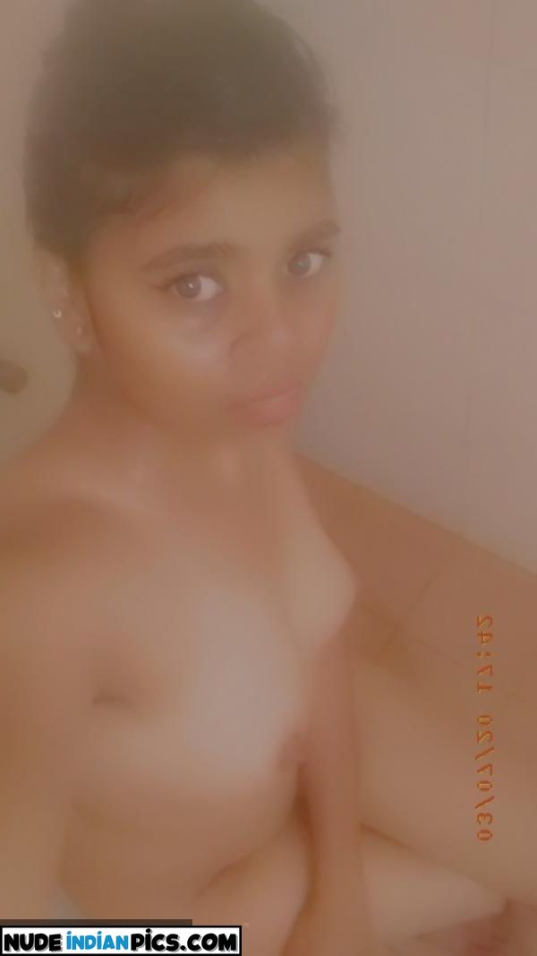 Kavya Sharmas Sizzling Naked Selfie 18