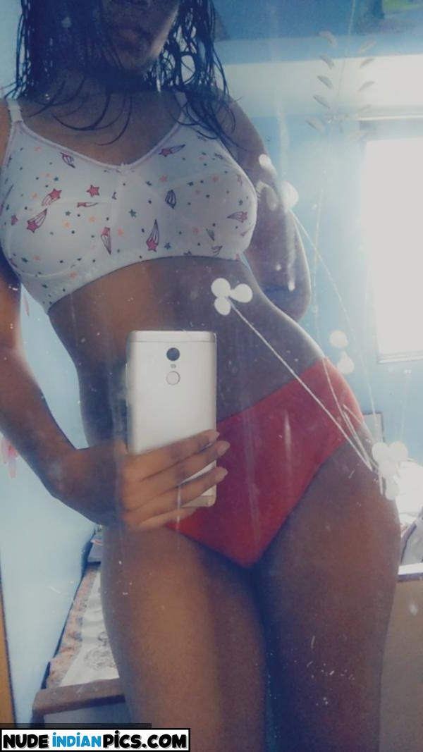 Kavya Sharmas Sizzling Nude Selfie Tits