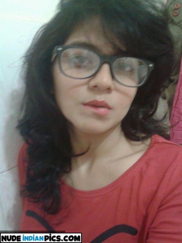 Komal Kapoor Stripping Indian Sex Pics