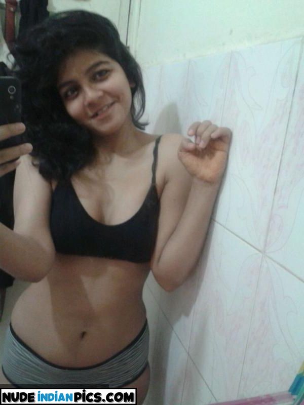 Komal Kapoor Stripping Mallu Naked Pics
