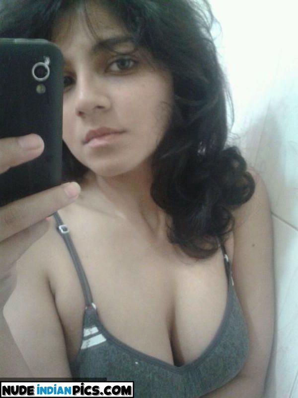 Komal Kapoor Stripping Mom Nude Photo