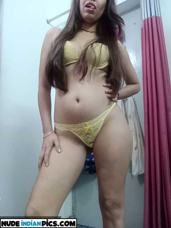 Mallika Bhabhi Flaunts Indian Puusy
