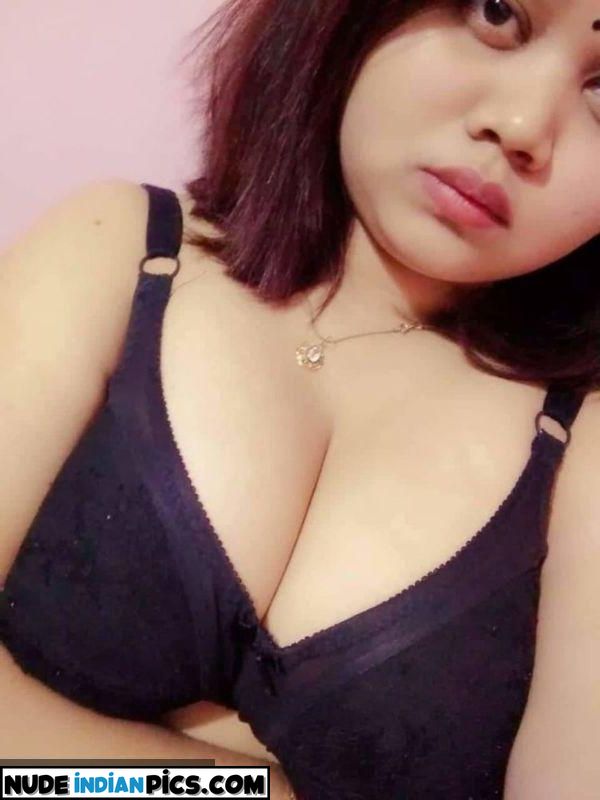 Mujhe Pasand Aati House Wife Nude Selfies