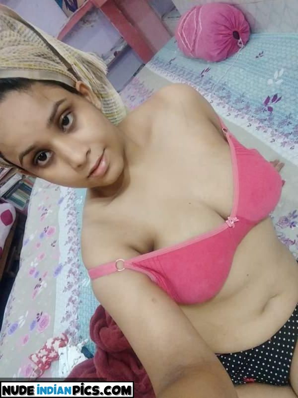 Nude Indian Ayesha Eating Indian Pussy