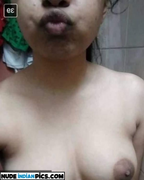 Riya Maheshwaris Sizzling Aunty Naked Pic