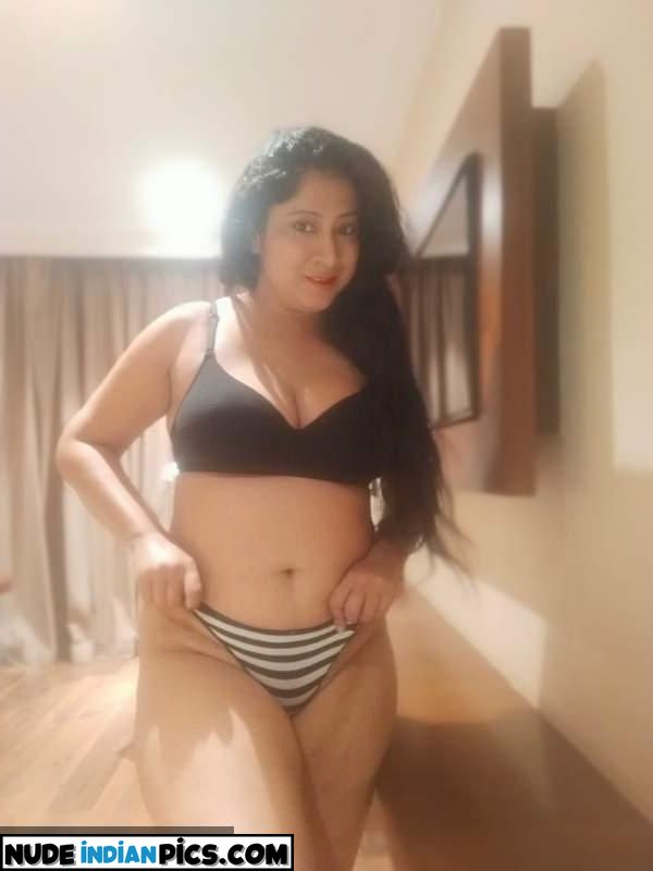Sexy Indian Babes Nidhi Pandit Nudes