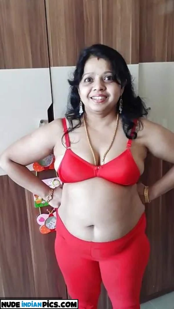 Shwetashree Devis Chubby Desi Nude Aunty Photo