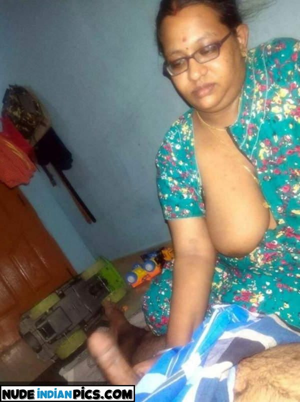 Telugu Bhabhi Kaushaliyas Nude Women Selfies