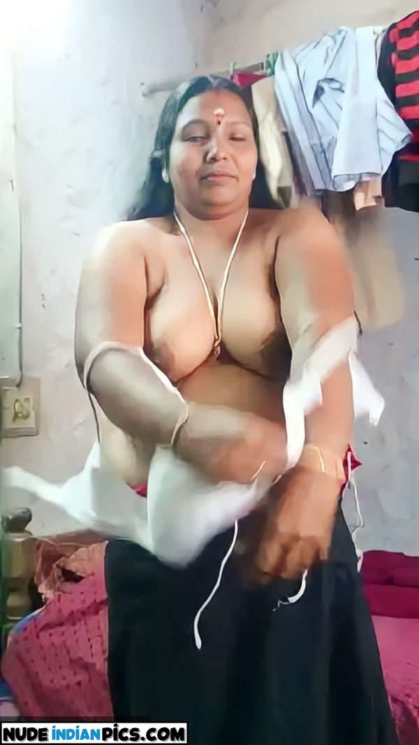 Title Mature Nalini Mallu Chechi Showoff