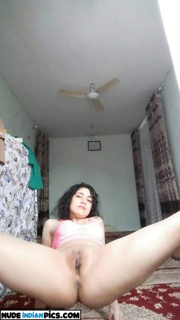 Zarina Khans Desi Pic Of Pusssy